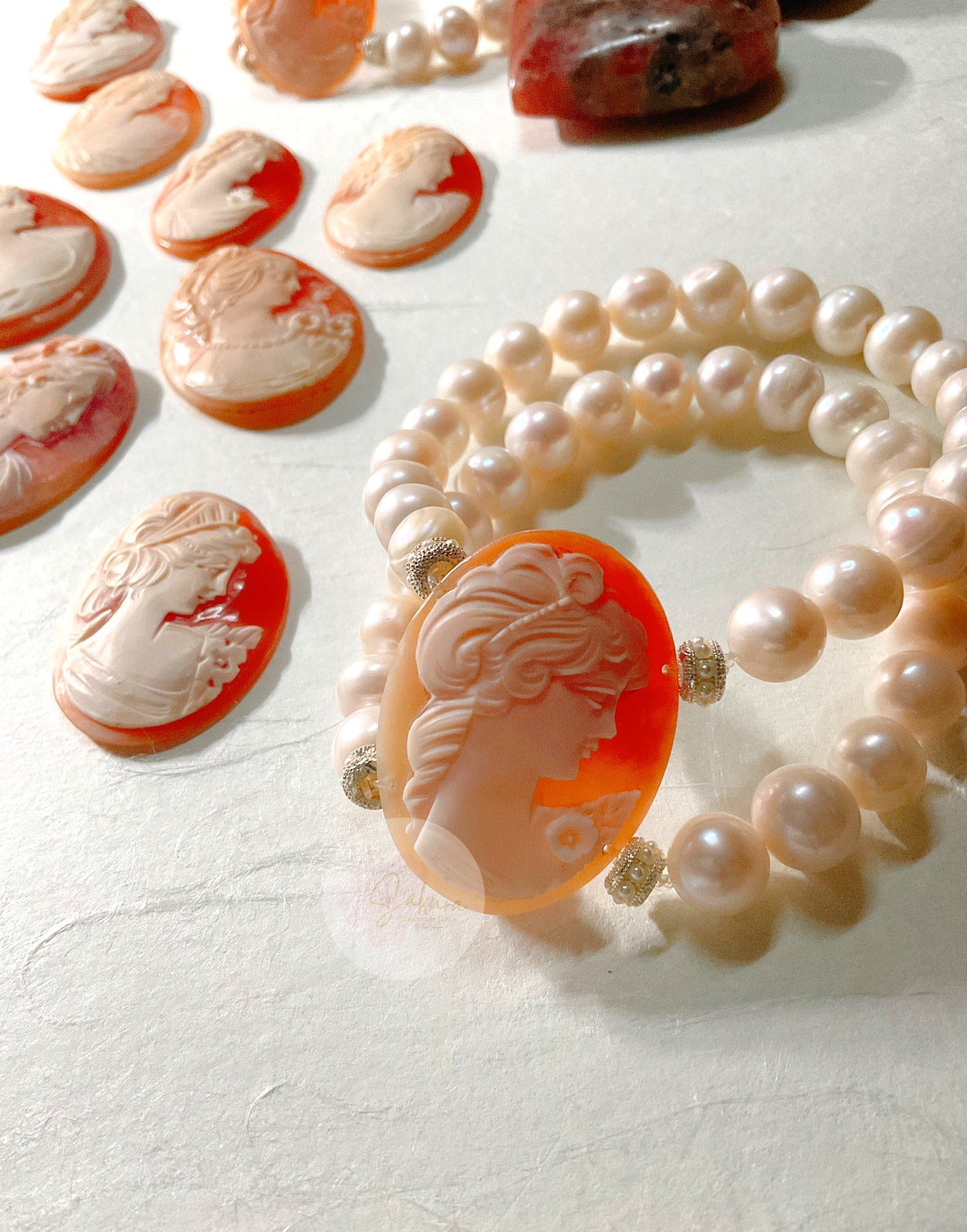 DESABURE by: imsakura 
Natural CAMEO Agate / Pearl Bracelet