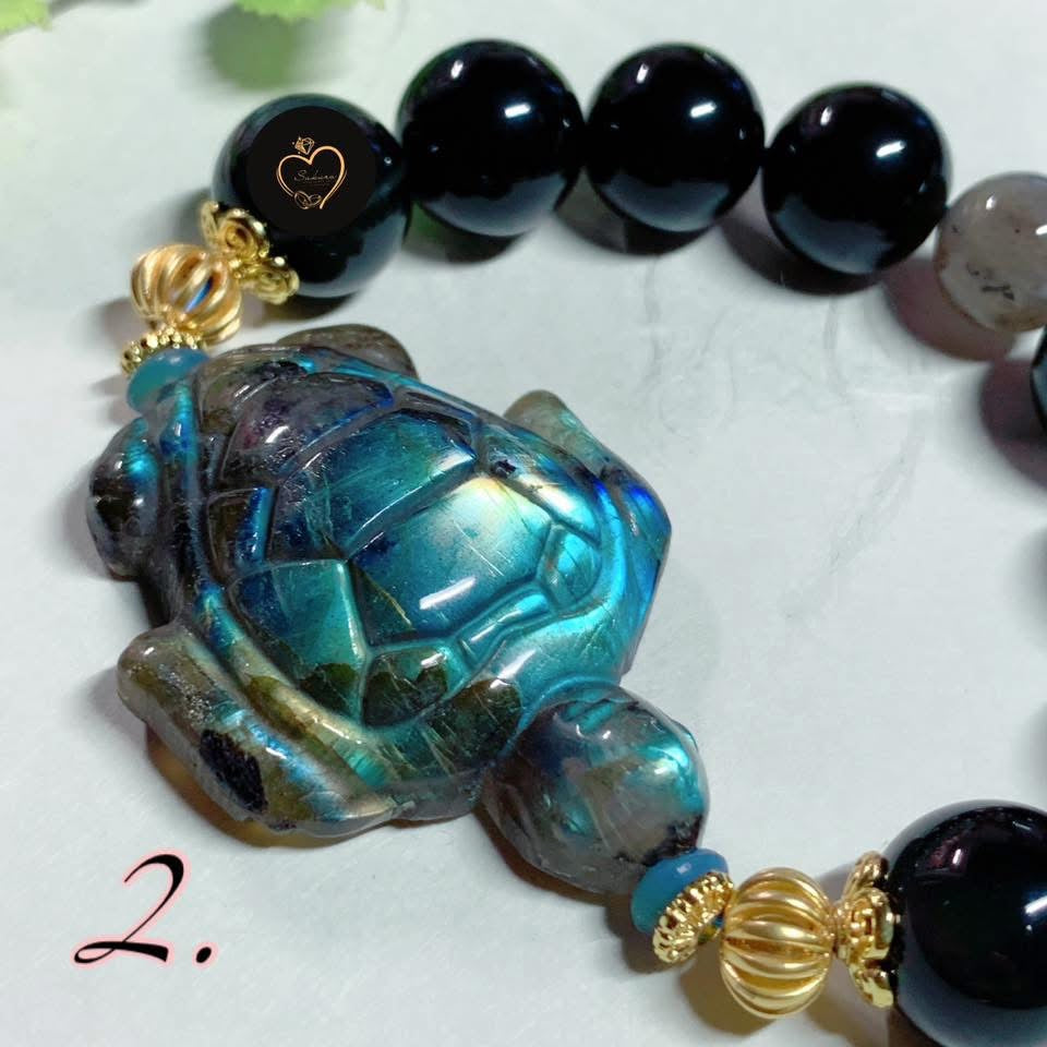 LABRADORITE ( hand carvings turtle 🐢 )
x Rainbow Obsidian Bracelet